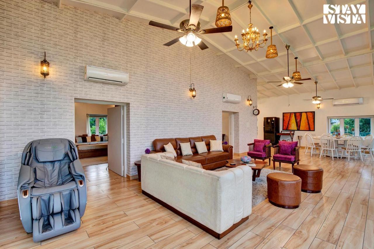 Stayvista At Idyllic Farmhouse - A Glasshouse With Outdoor Pool Gurgaon Extérieur photo