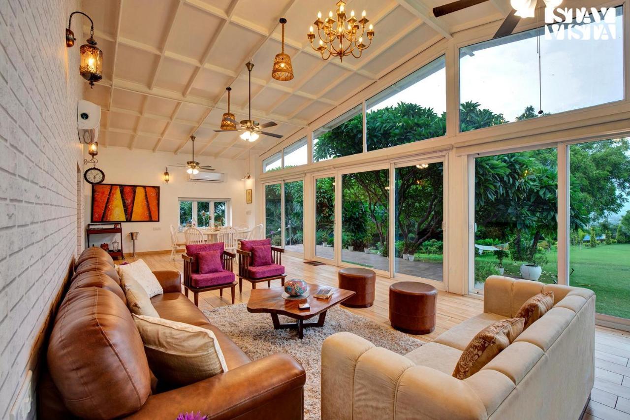 Stayvista At Idyllic Farmhouse - A Glasshouse With Outdoor Pool Gurgaon Extérieur photo